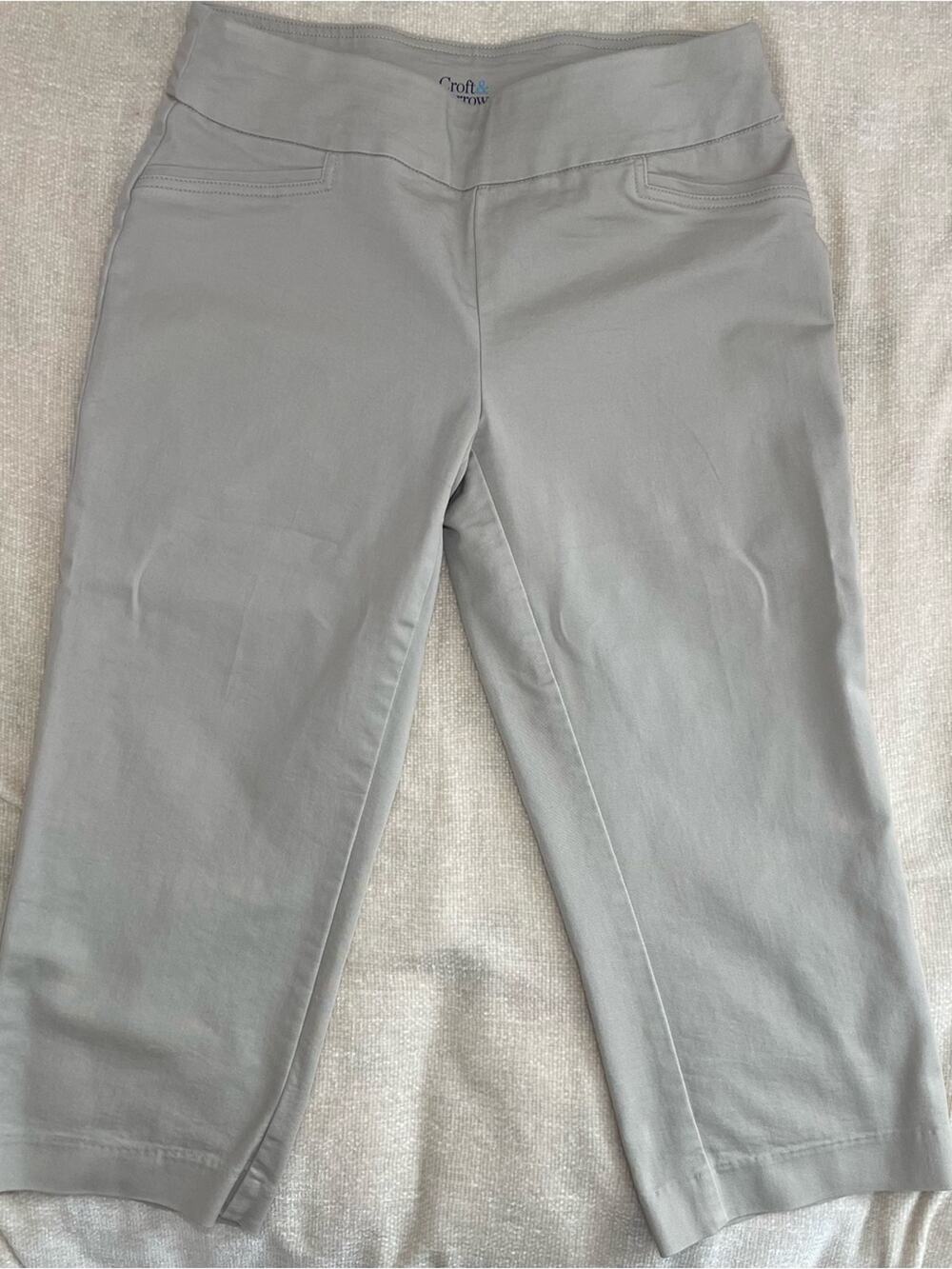 Croft & Barrow woman Light Gray Pull-On Capri Pants size 8
